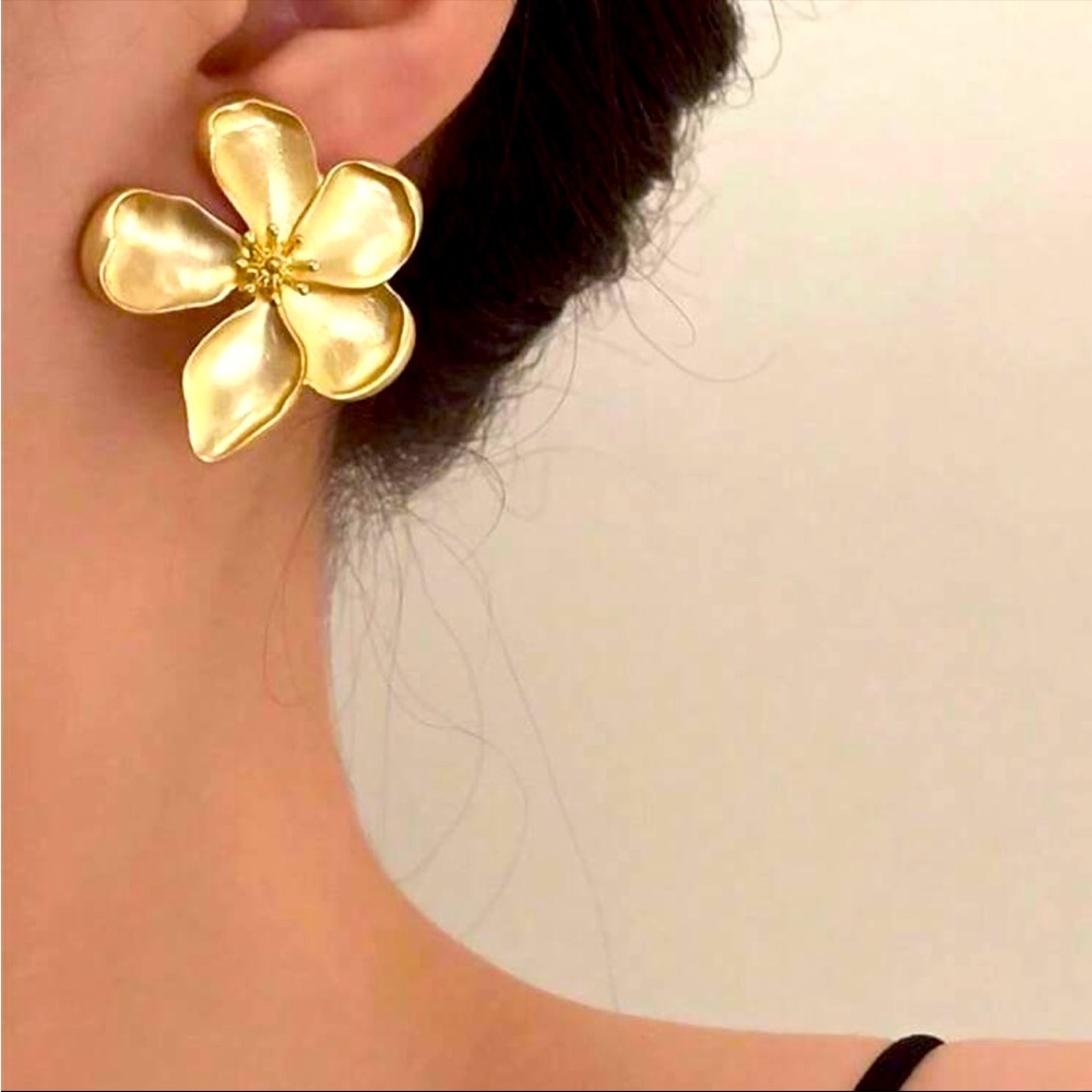 Luxe Golden Floral Elegant Statement Earrings